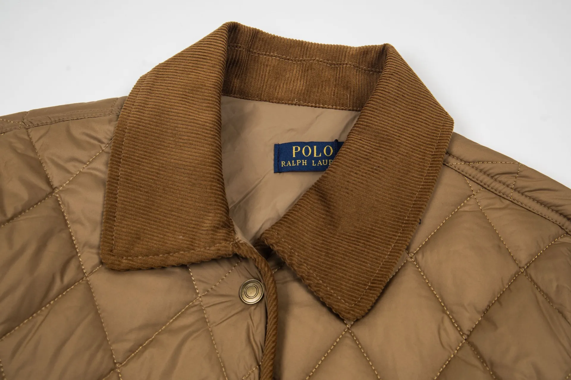 P330 Model No.: G130 Ralph Lauren New Ralph Lauren chest logo embroidery diamond plaid lapel corduroy cotton jacket 1️⃣Selected high-quality high-elastic cotton, perfect control of workmanship details, exquisite small logo embroidery on the chest, corduroy color-blocked lapels, pocket design full of details, highlighting personality! The version is simple but not simple! 3️⃣It is very youthful and energetic, and can be easily worn by both men and women. It is very in line with the fashion aesthetic concepts of today's young people! 4️⃣A full set of customized accessories, complete with three standards, same style for men and women, a must-have for couples! Color: black, navy blue, apricot Size: S, M, L, XL